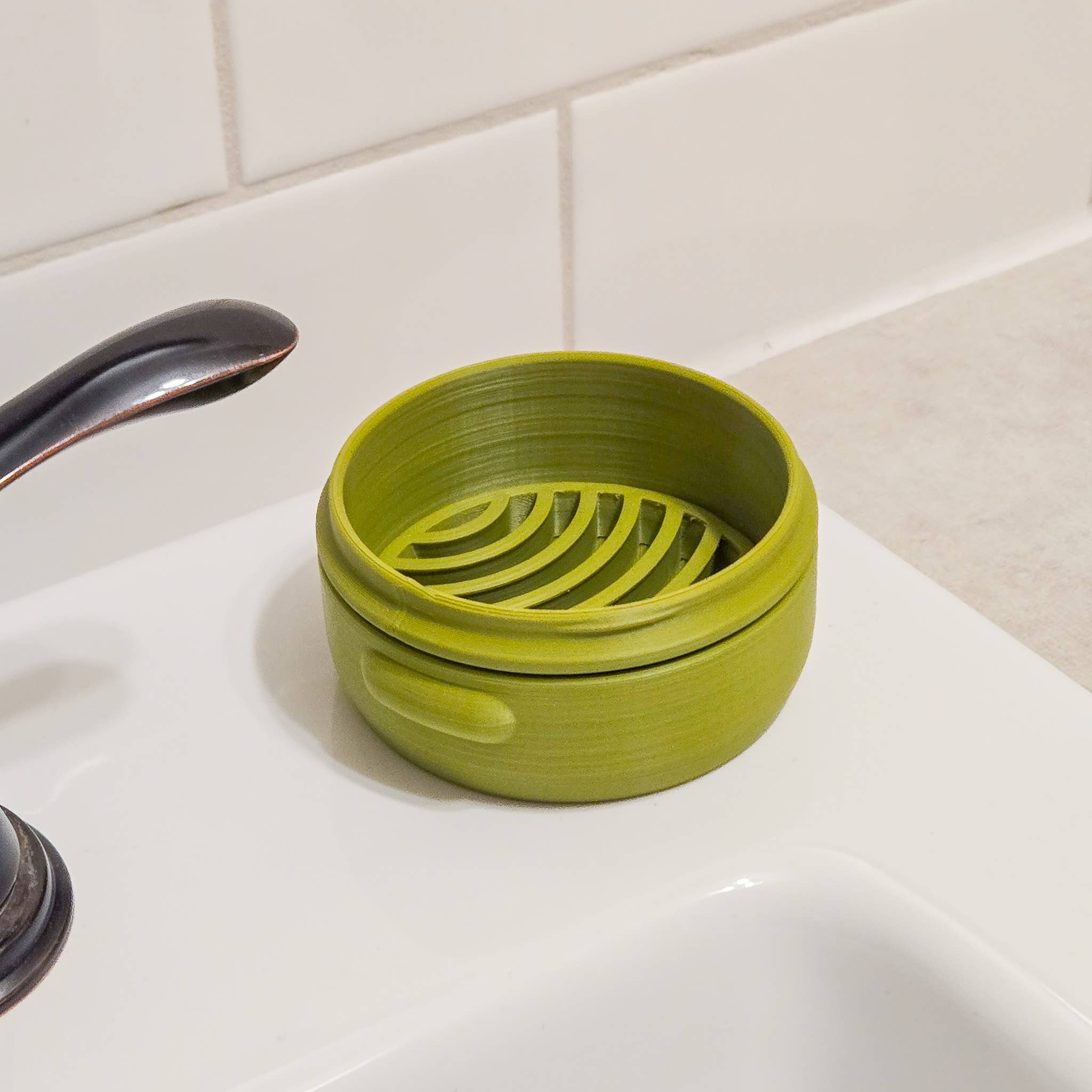 The Rogerie - UPDATED: Travel Soap Case (Single Round): Mountain Moss / Tall (45mm)