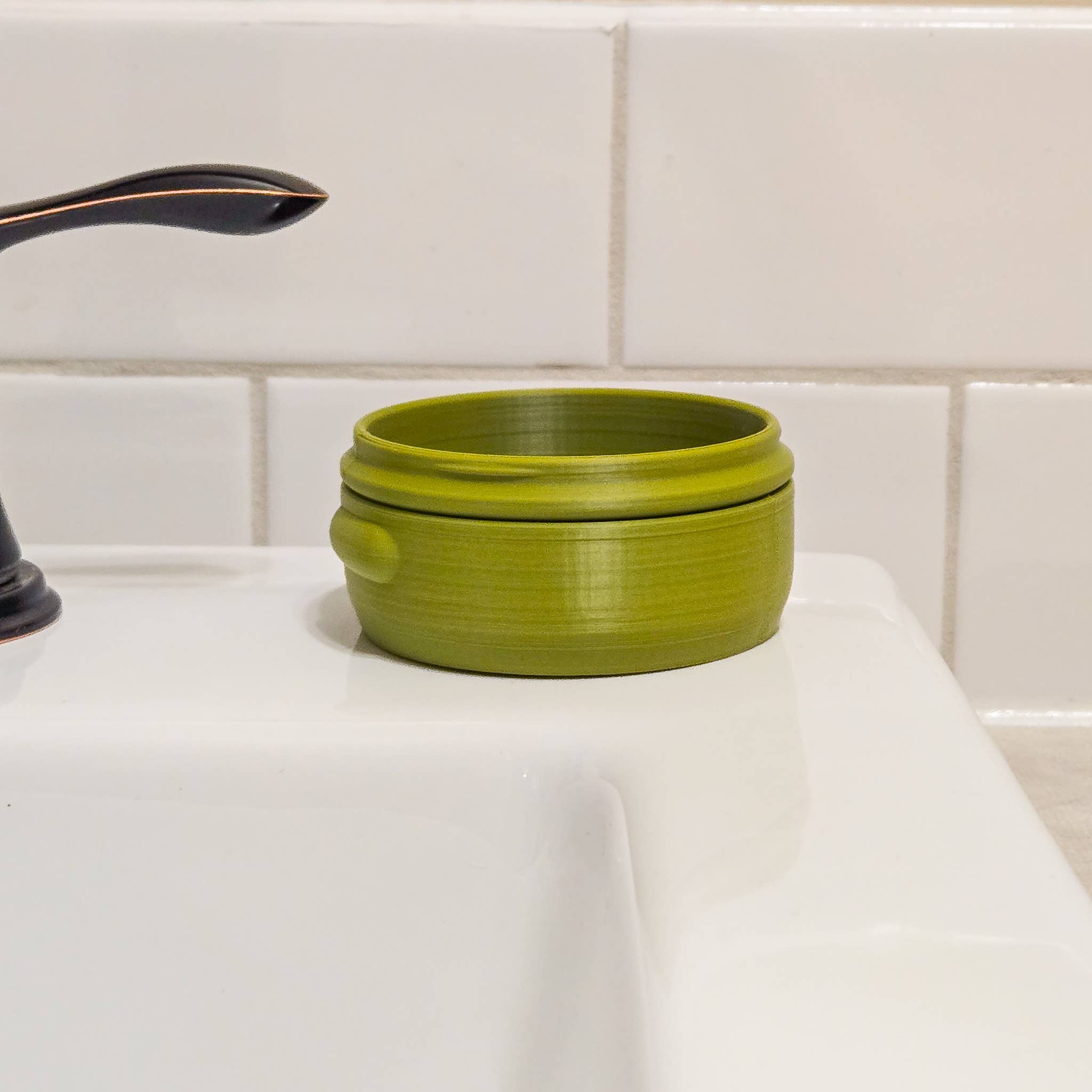 The Rogerie - UPDATED: Travel Soap Case (Single Round): Mountain Moss / Tall (45mm)