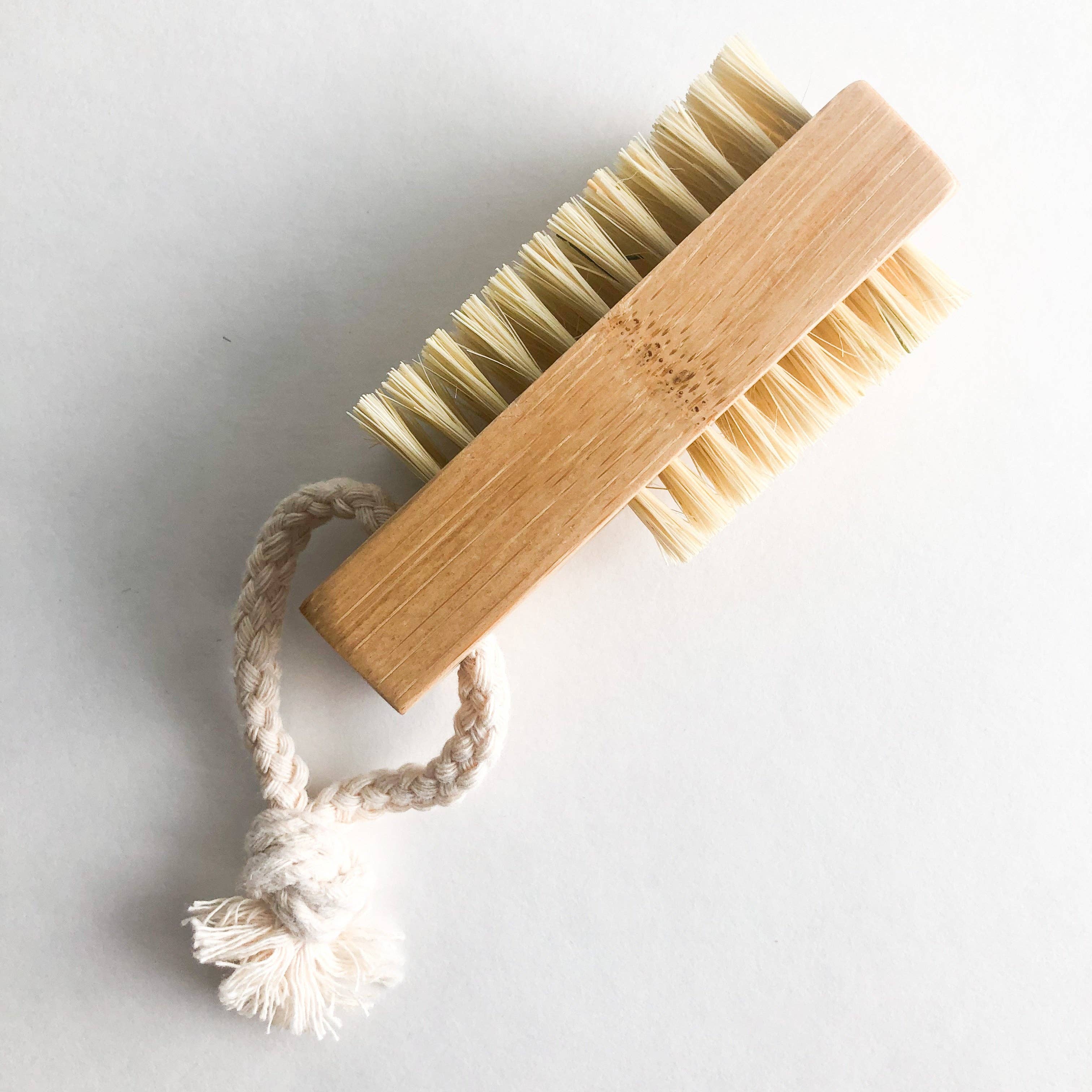 Smile Boutiques - Double Sided Bamboo Nail Brush - Natural Sisal Bristles